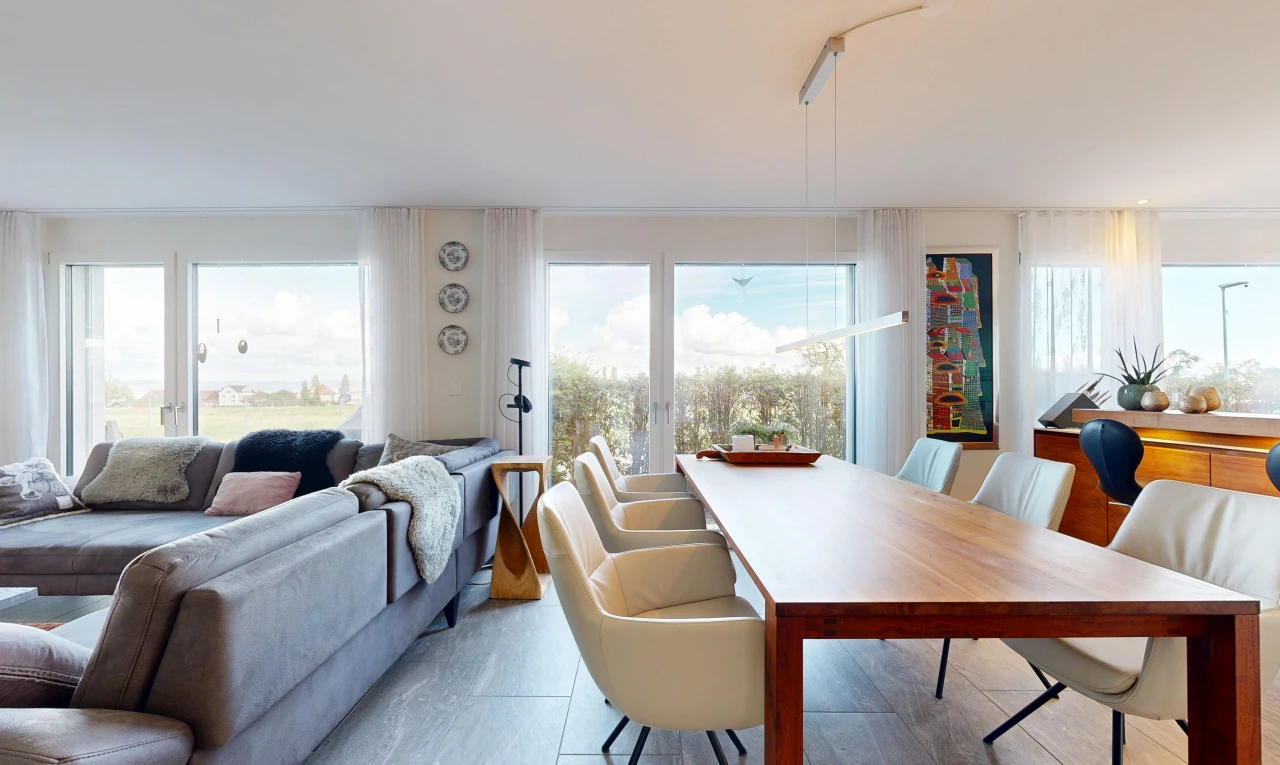 salon / salle à manger avec inside property, lumière naturelle, et day time