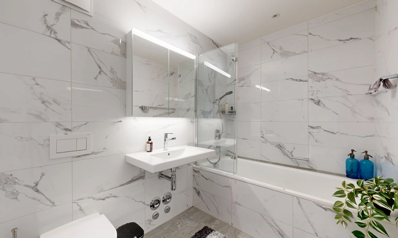 salle de bains avec miroir, tile wall, mur en carrelage, salle de bain complète, et douche-bain combinés