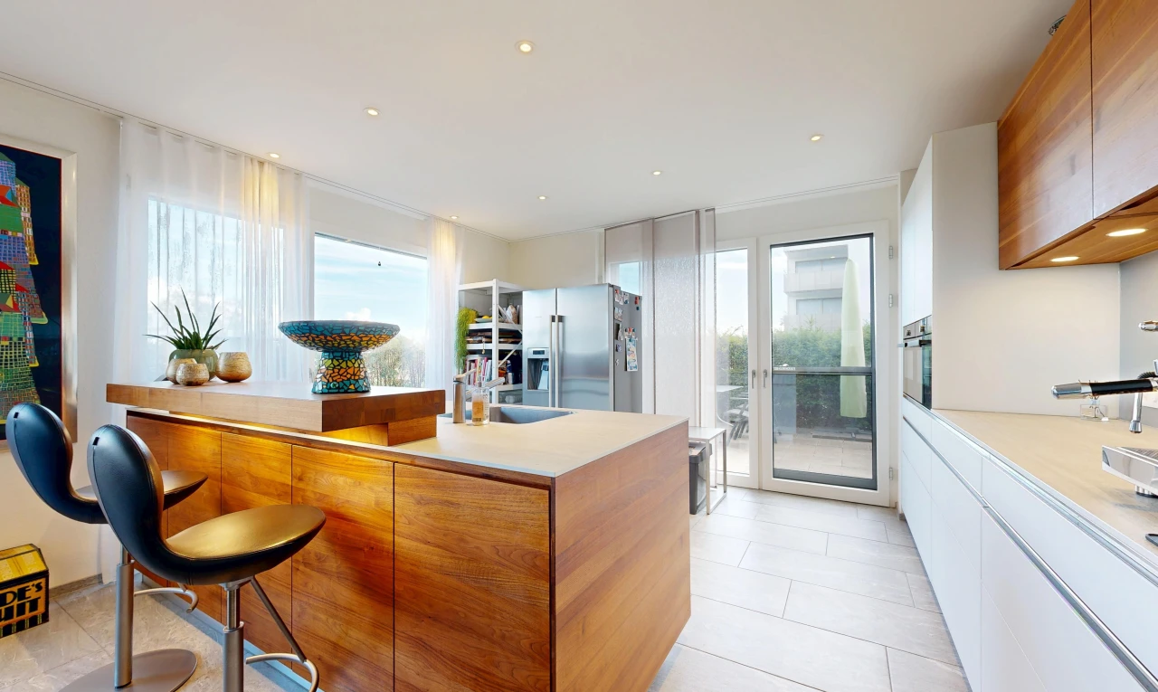 cuisine avec medium brown cabinets, armoires marron moyen, light countertops, plans de travail, et réfrigérateur