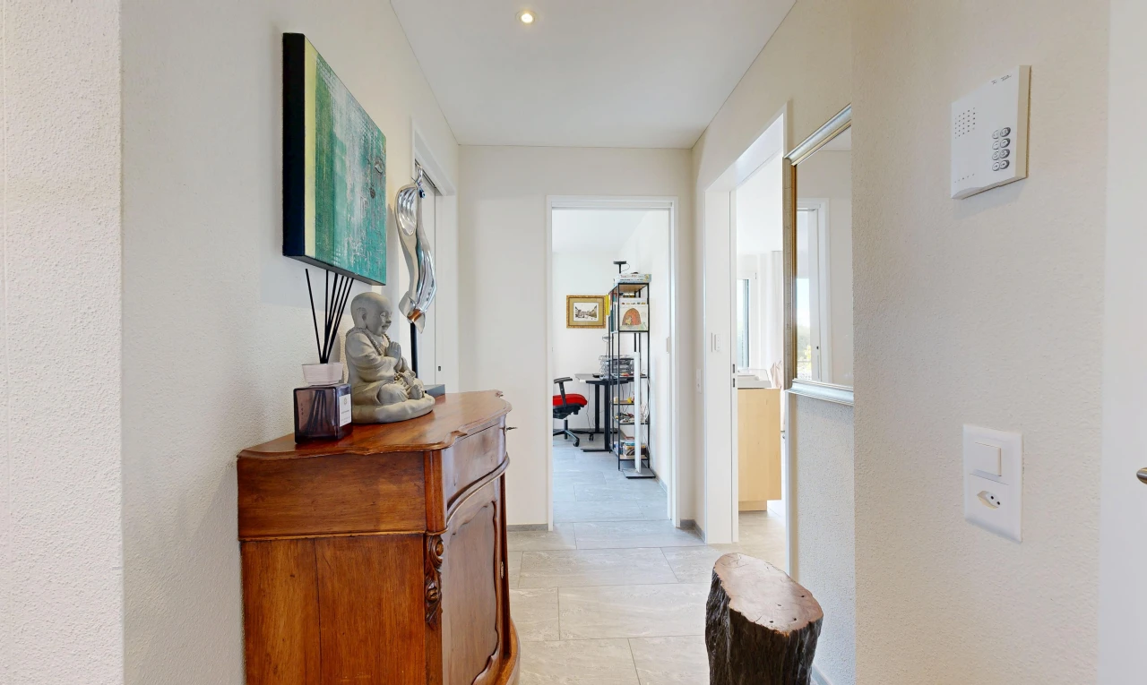 couloir avec light floor, éclairage encastré, et inside property