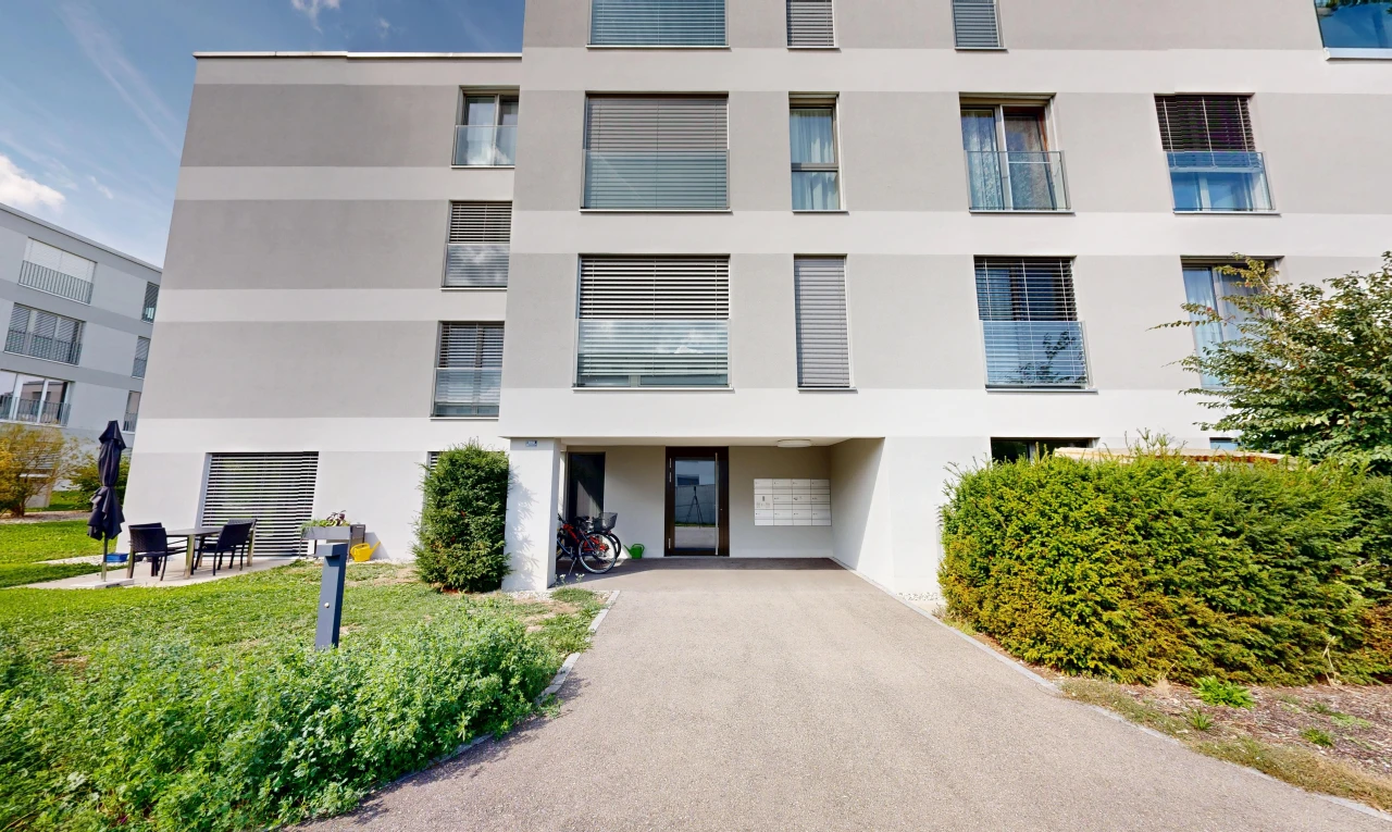 extérieur du bâtiment avec apartment complex view, vue sur le complexe d'appartements, day time, et from community