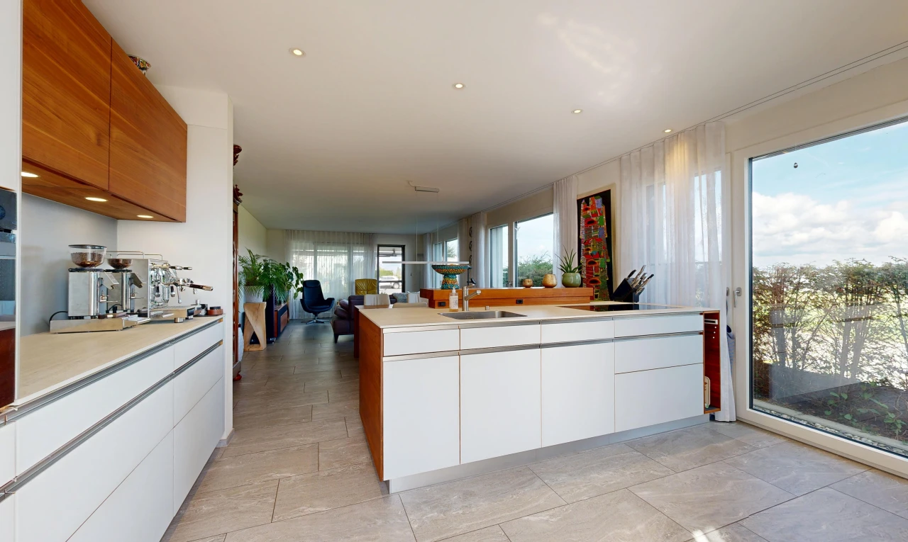cuisine avec two tone kitchen, armoires blanches, white cabinets, plans de travail, et light countertops