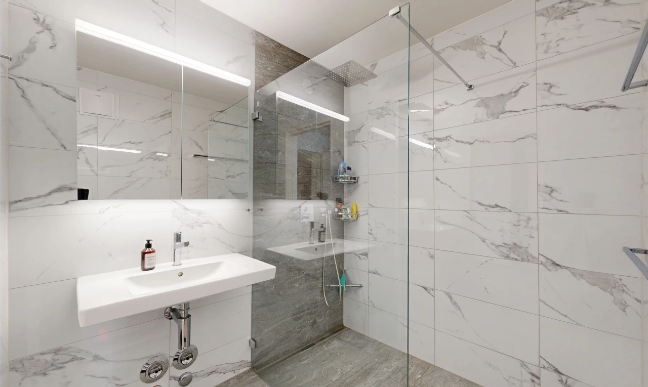 salle de bains avec miroir, douche, salle de bain complète, tile wall, et mur en carrelage