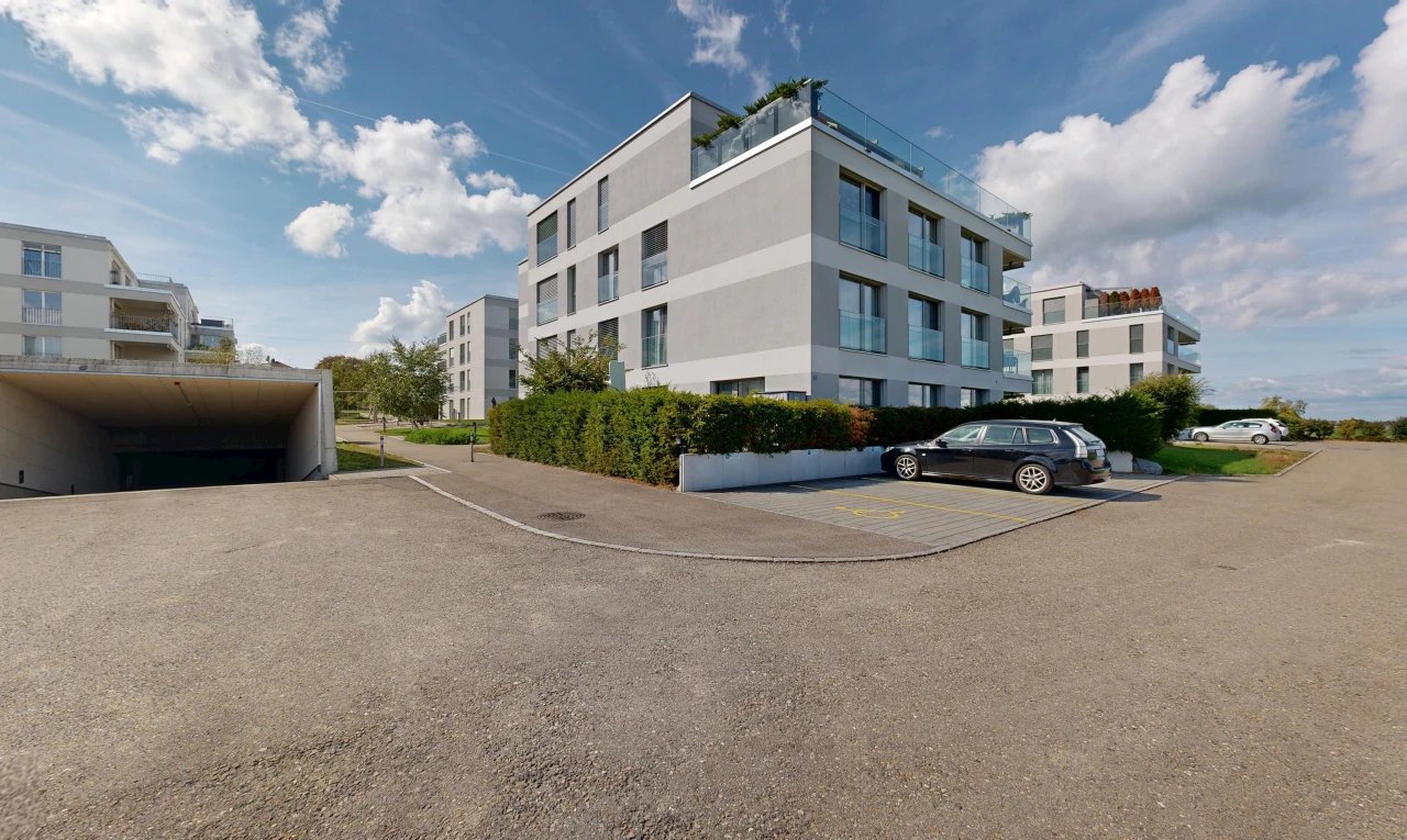 extérieur du bâtiment avec parking, apartment complex view, vue sur le complexe d'appartements, from community, et day time