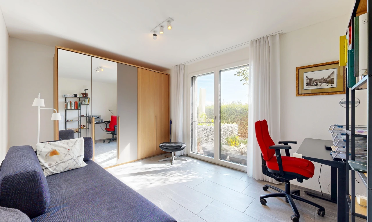 chambre avec éclairage sur rail, placard, accès à l'extérieur, drywall, et cloison sèche