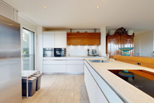 cuisine avec two tone kitchen, white cabinets, armoires blanches, light countertops, et plans de travail