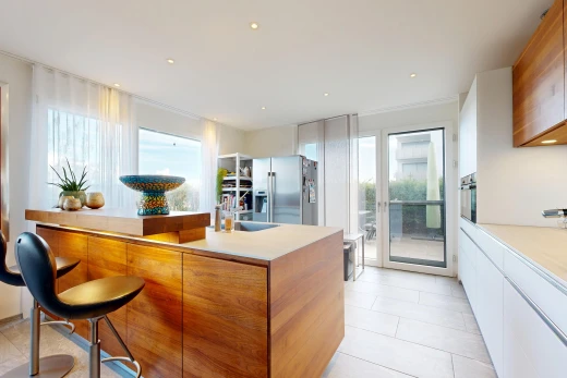cuisine avec medium brown cabinets, armoires marron moyen, light countertops, plans de travail, et réfrigérateur