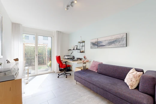 salon avec éclairage sur rail, accès à l'extérieur, drywall, cloison sèche, et inside property