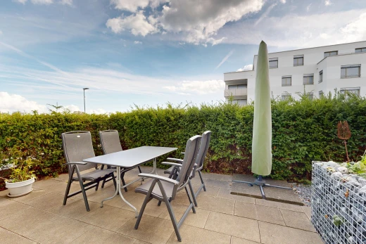 terrasse avec coin repas extérieur, terrasse, et day time