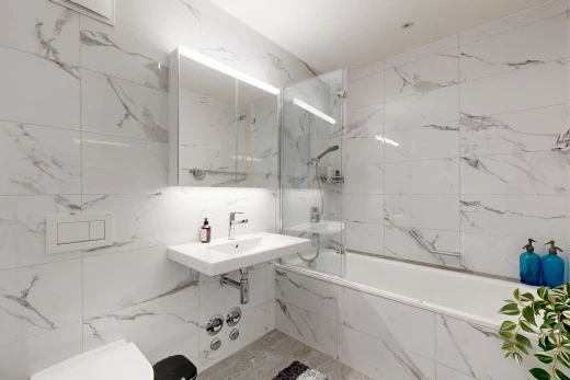 salle de bains avec miroir, tile wall, mur en carrelage, salle de bain complète, et douche-bain combinés