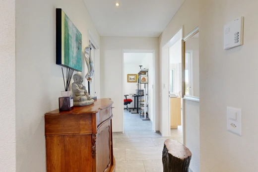 couloir avec light floor, éclairage encastré, et inside property