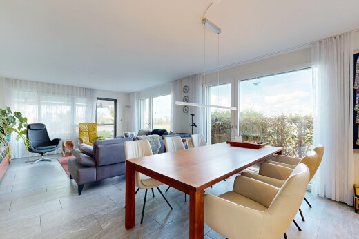 salon / salle à manger avec accès à l'extérieur, lumière naturelle, inside property, drywall, et cloison sèche