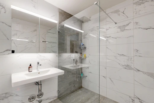 salle de bains avec miroir, douche, salle de bain complète, tile wall, et mur en carrelage