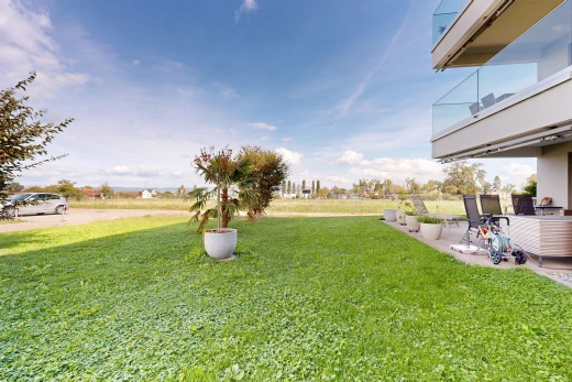 jardin avec balcon, pelouse, from property, day time, et view focus