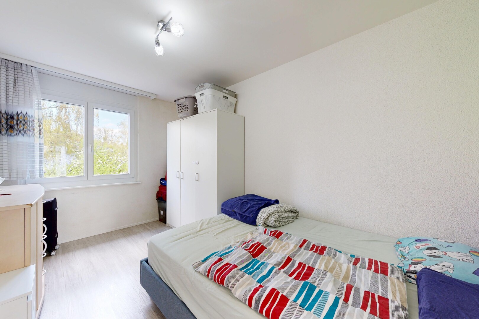 chambre avec lumière naturelle, natural light, sol en finition bois, wood finish floor, et inside property