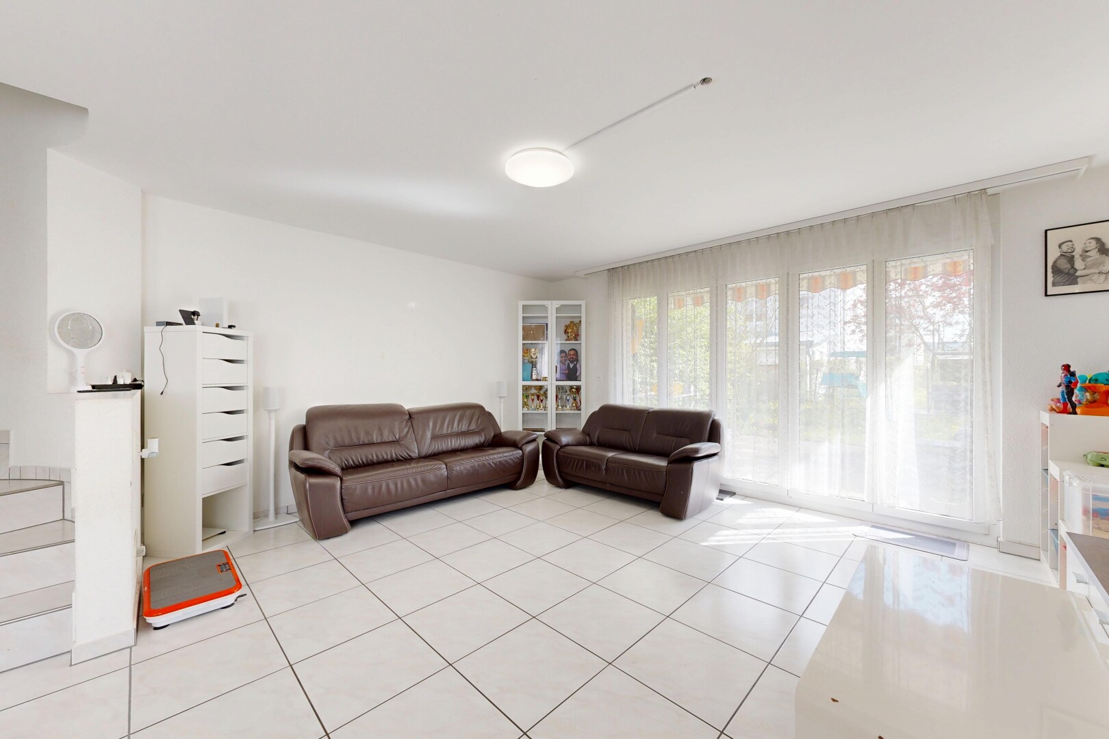 salon avec cloison sèche, drywall, lumière naturelle, natural light, et inside property