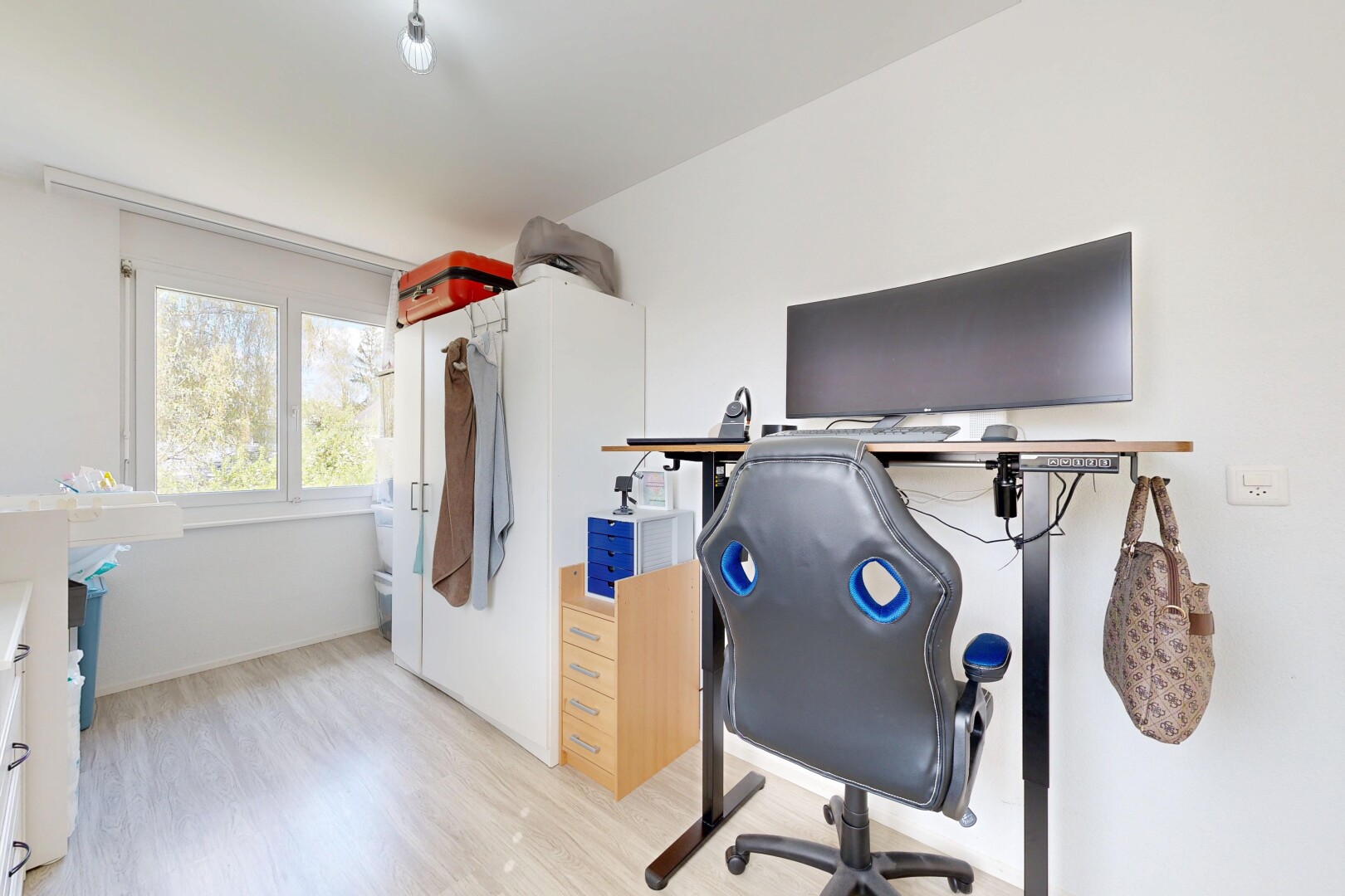 bureau avec espace bureau, télévision, sol en finition bois, wood finish floor, et cloison sèche