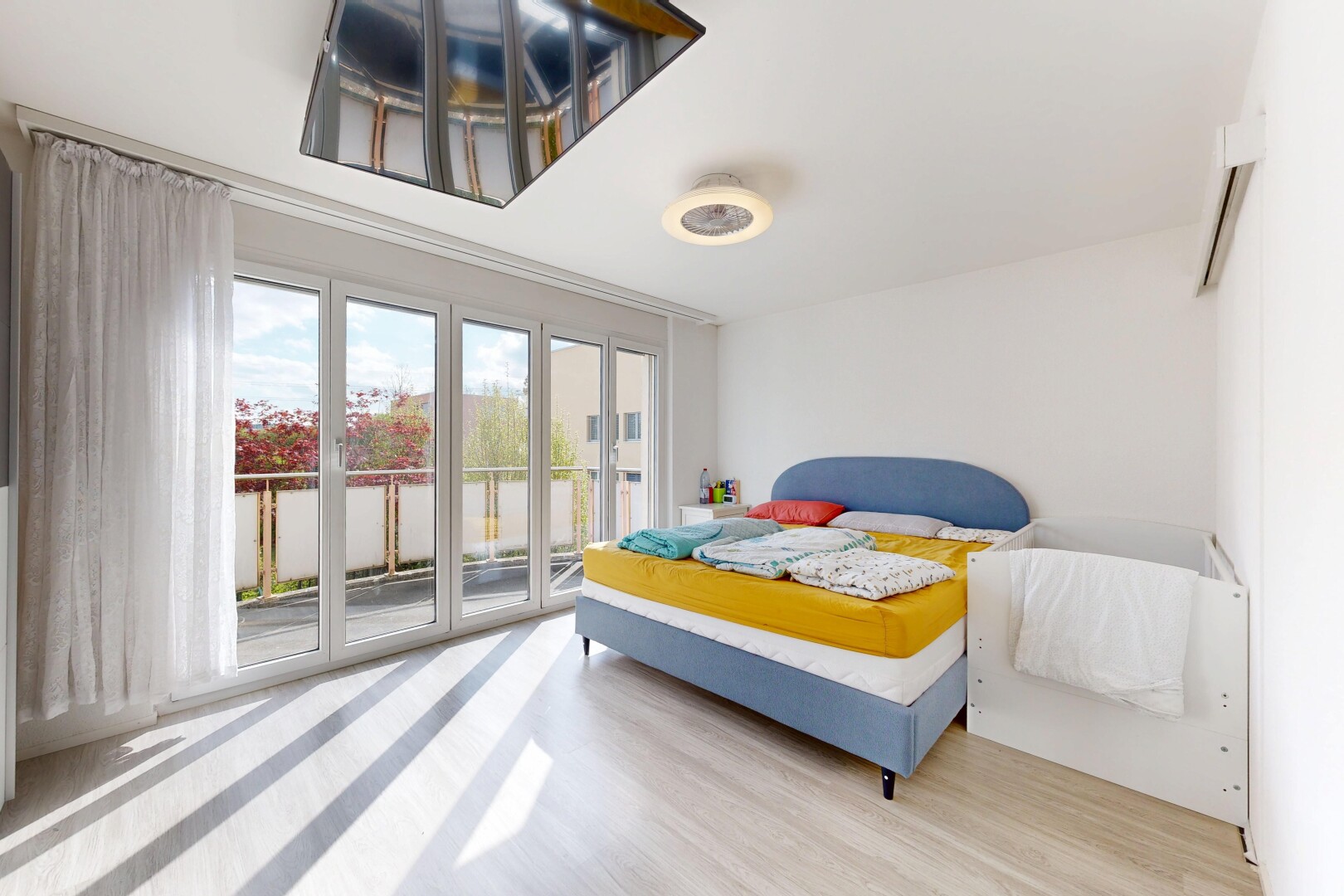 chambre avec inside property, wood finish floor, sol en finition bois, drywall, et cloison sèche
