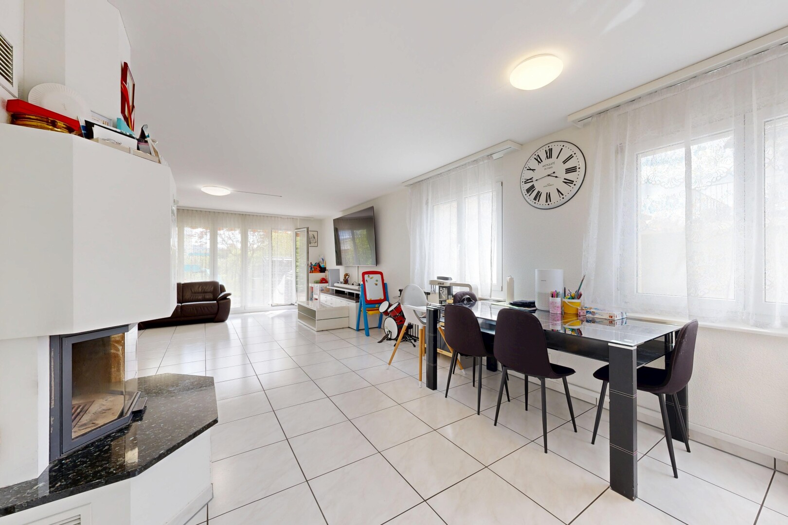 salon / salle à manger avec inside property, tile floor, sol en carrelage, light floor, et natural light