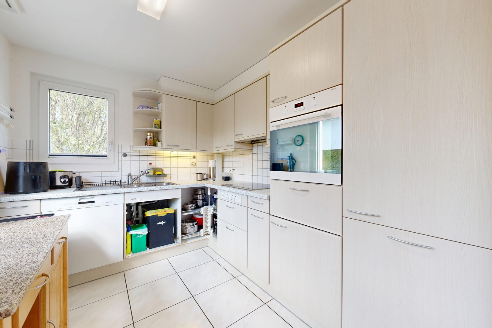 cuisine avec open shelves, étagères ouvertes, four, dosseret, et backsplash