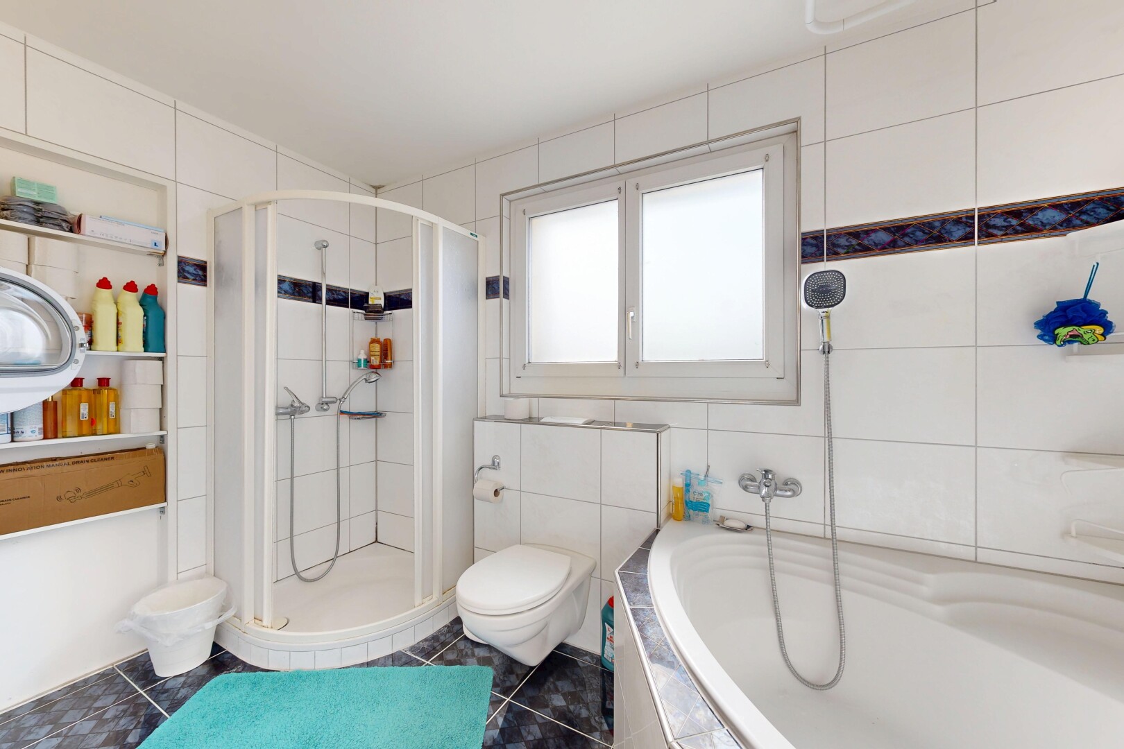 salle de bains avec douche, salle de bain complète, tile wall, mur en carrelage, et bain