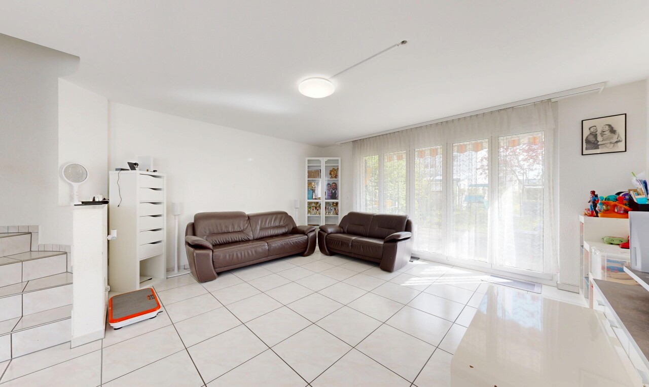 salon avec cloison sèche, drywall, lumière naturelle, natural light, et inside property