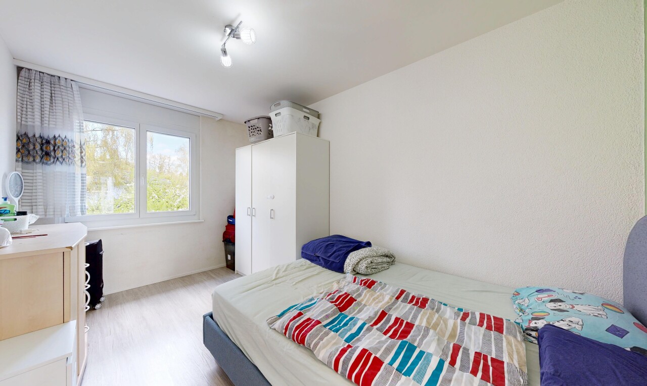 chambre avec lumière naturelle, natural light, sol en finition bois, wood finish floor, et inside property