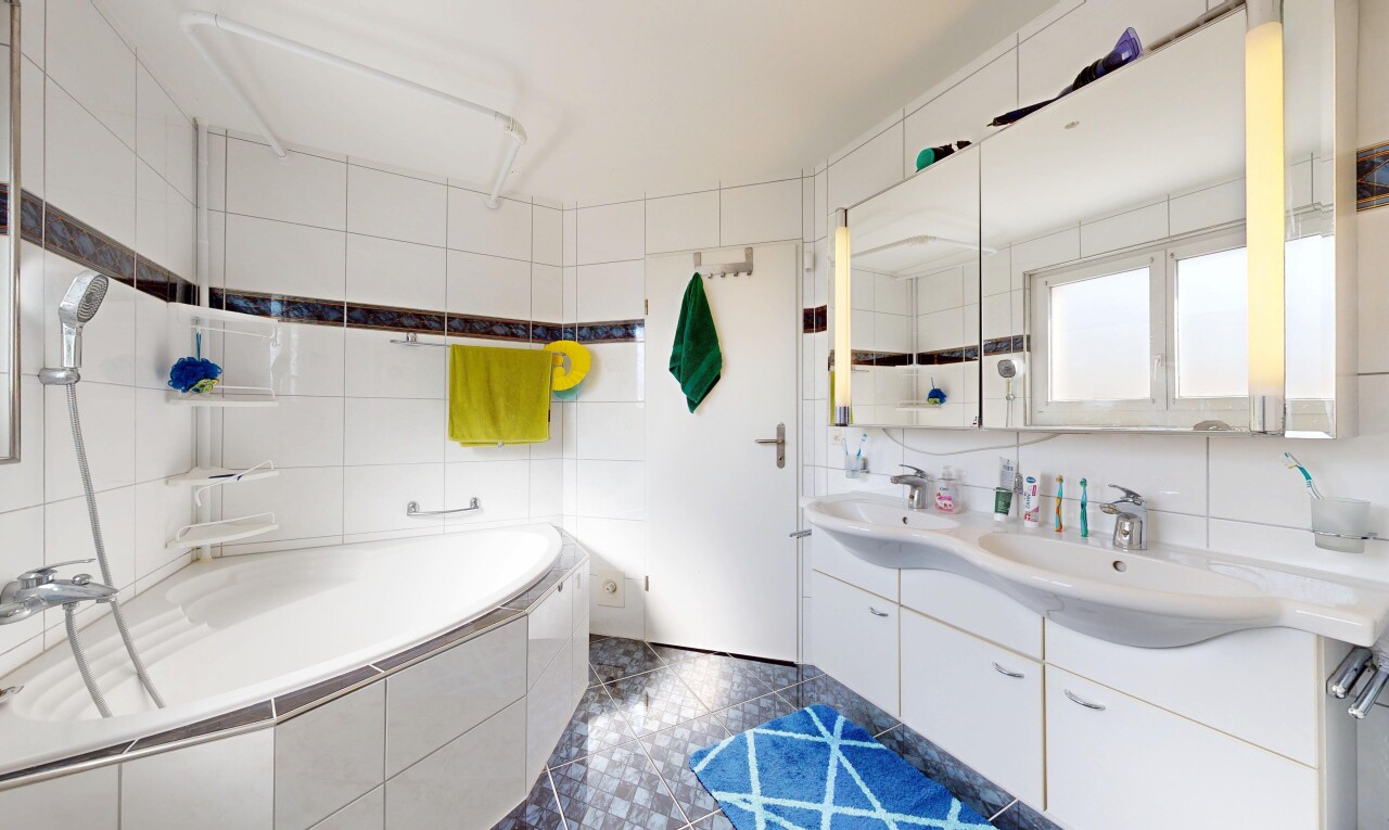 salle de bains avec tile wall, mur en carrelage, salle de bain complète, double vasque, et bain