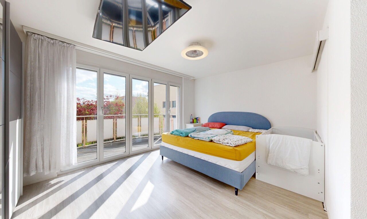 chambre avec inside property, wood finish floor, sol en finition bois, drywall, et cloison sèche