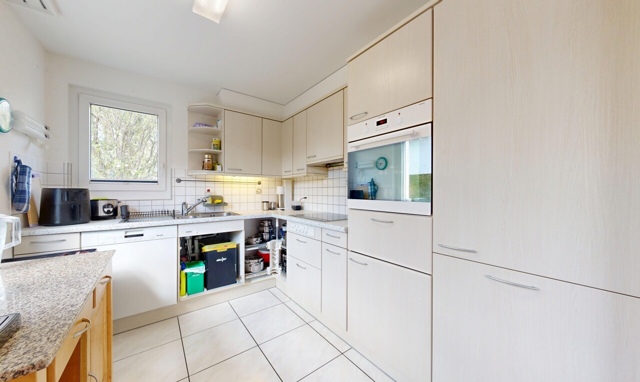 cuisine avec open shelves, étagères ouvertes, four, dosseret, et backsplash