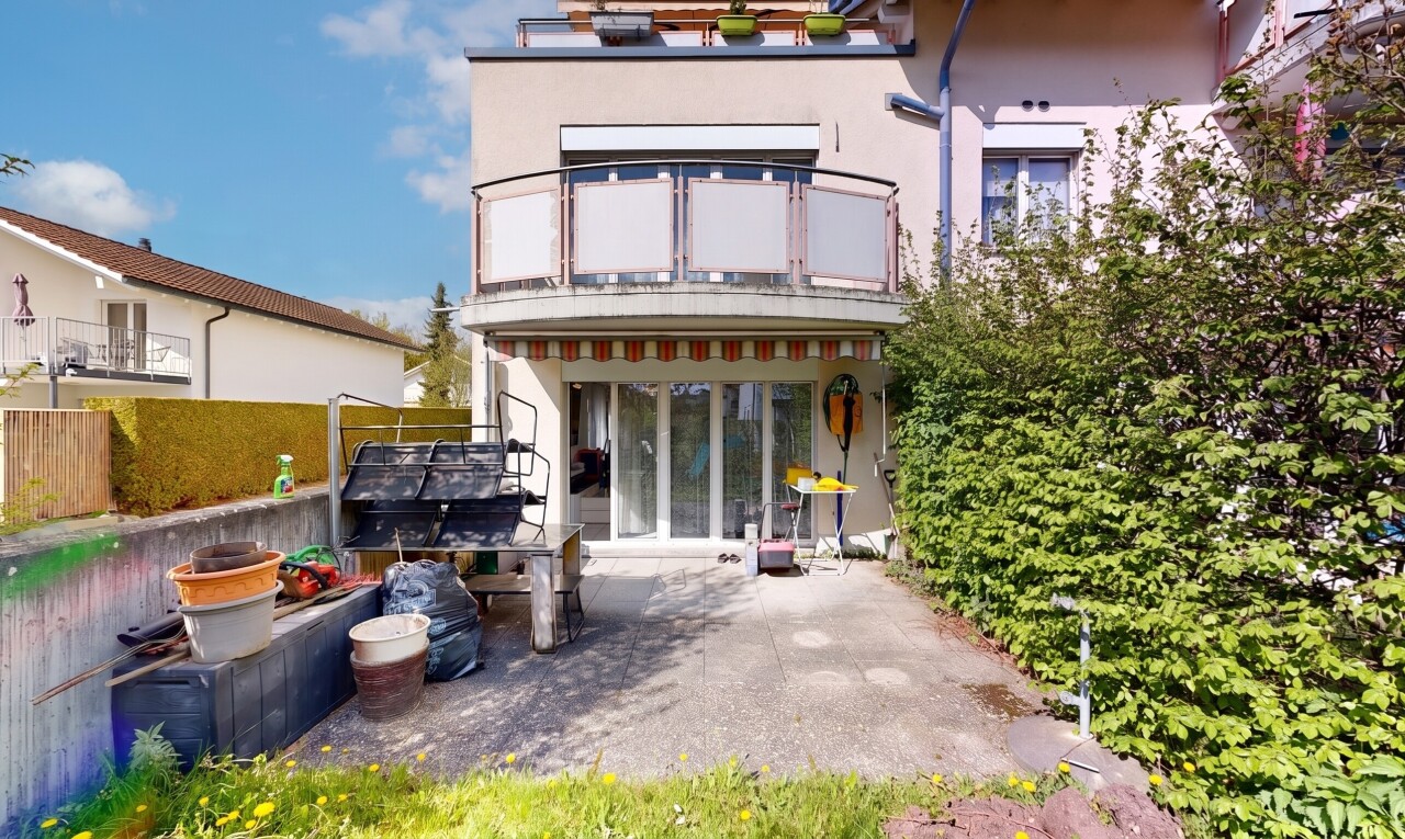façade avec bardage en stuc, property visible, clôture, balcon, et day time
