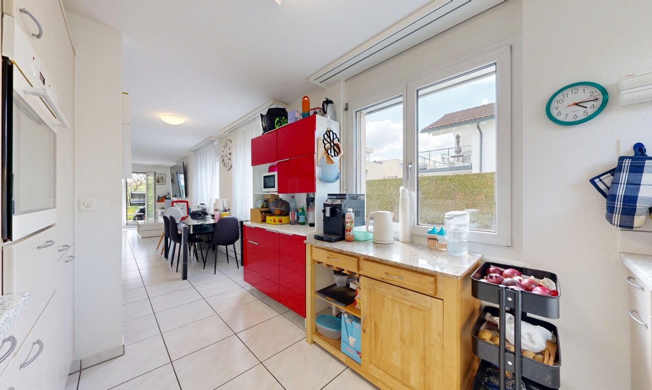 cuisine avec light floor, light countertops, inside property, natural light, et lumière naturelle