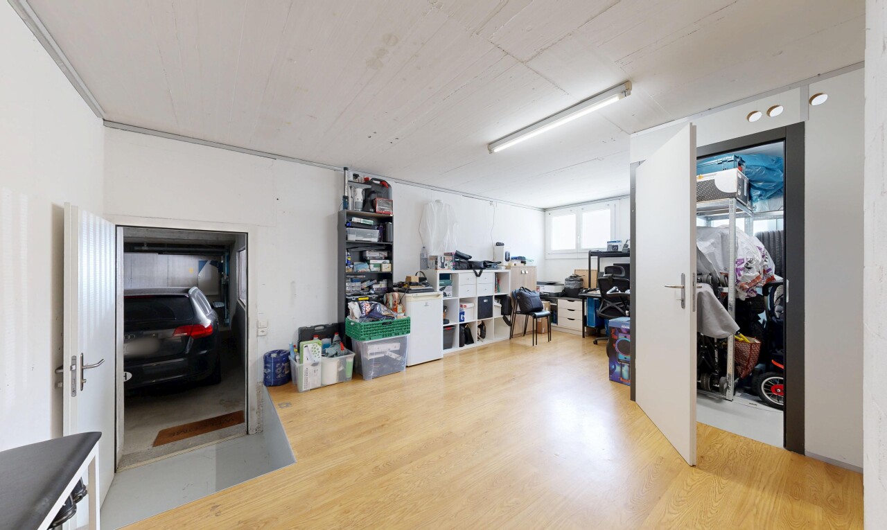 bureau avec inside community, wood finish floor, natural light, lumière naturelle, et drywall