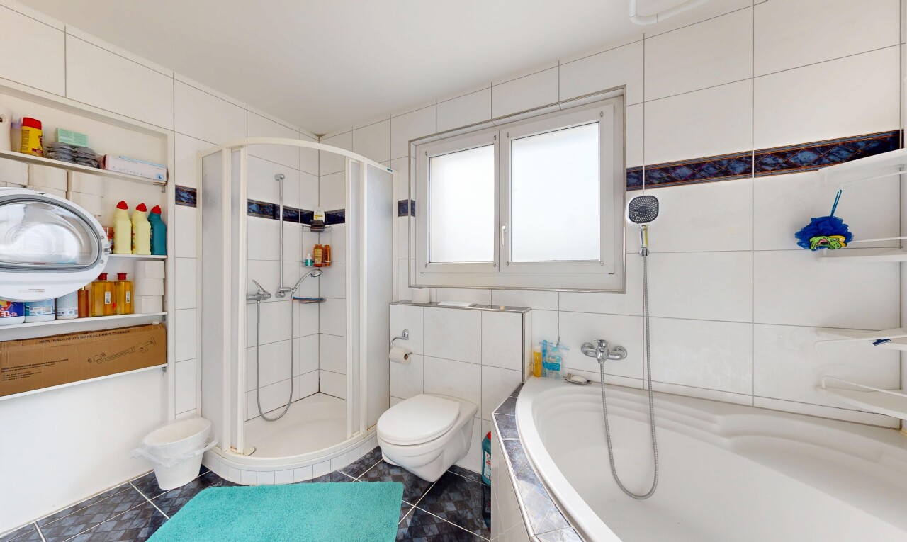 salle de bains avec douche, salle de bain complète, tile wall, mur en carrelage, et bain