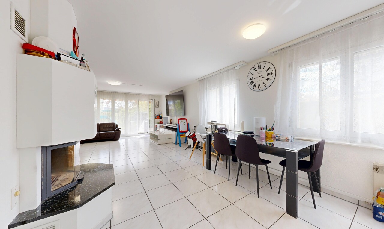 salon / salle à manger avec inside property, tile floor, sol en carrelage, light floor, et natural light