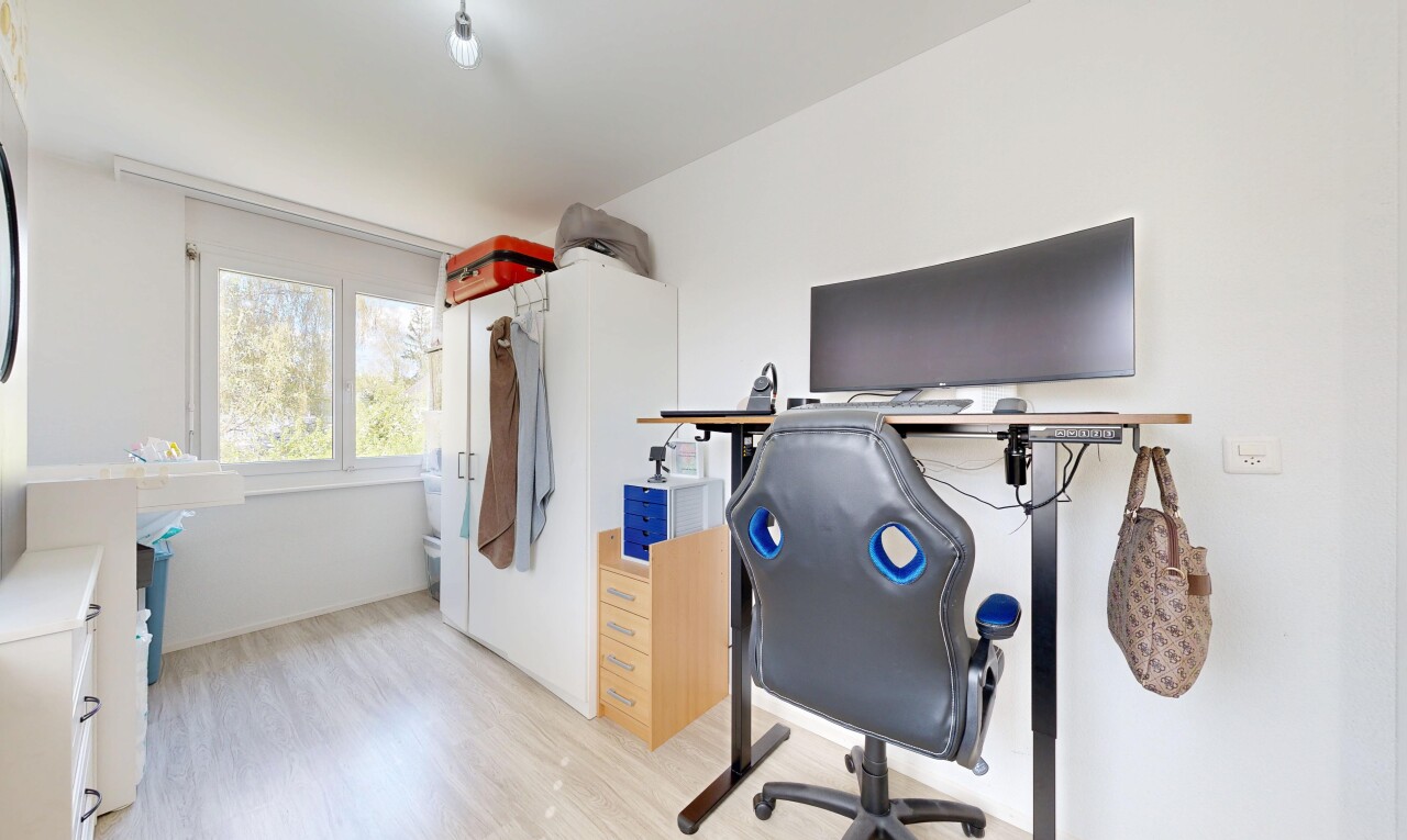 bureau avec espace bureau, télévision, sol en finition bois, wood finish floor, et cloison sèche