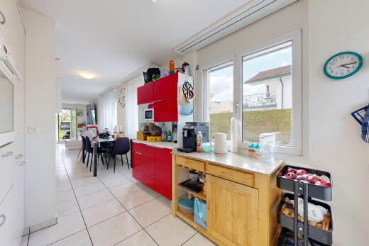 cuisine avec light floor, light countertops, inside property, natural light, et lumière naturelle