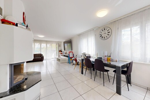salon / salle à manger avec inside property, tile floor, sol en carrelage, light floor, et natural light