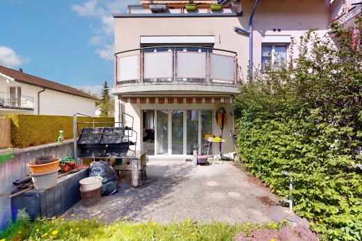 außenansicht mit stuckverkleidung, property visible, zaun, balkon, und day time