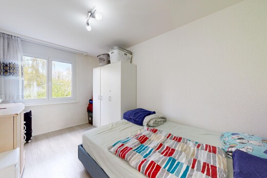 chambre avec lumière naturelle, natural light, sol en finition bois, wood finish floor, et inside property