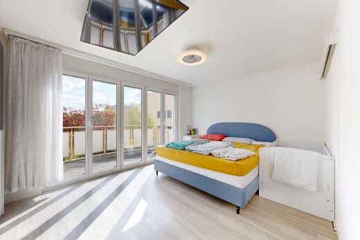 chambre avec inside property, wood finish floor, sol en finition bois, drywall, et cloison sèche