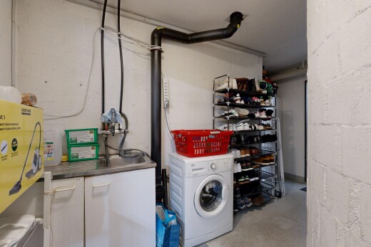 buanderie avec lave-linge et sèche-linge, concrete floor, sol en béton, buanderie, et inside property