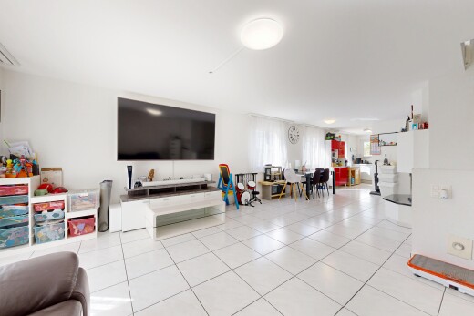 wohn- / esszimmer mit fernseher, light floor, inside property, gipskartonwand, und drywall