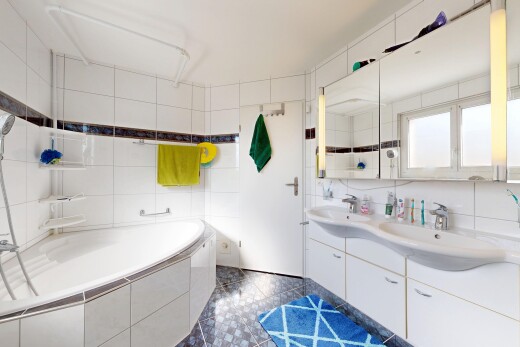 salle de bains avec tile wall, mur en carrelage, salle de bain complète, double vasque, et bain