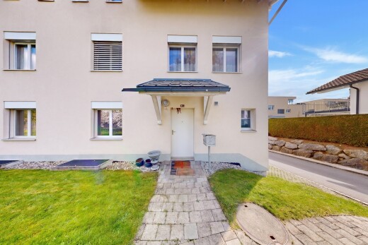 façade avec property visible, bardage en stuc, et pelouse