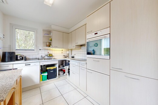 cuisine avec open shelves, étagères ouvertes, four, dosseret, et backsplash