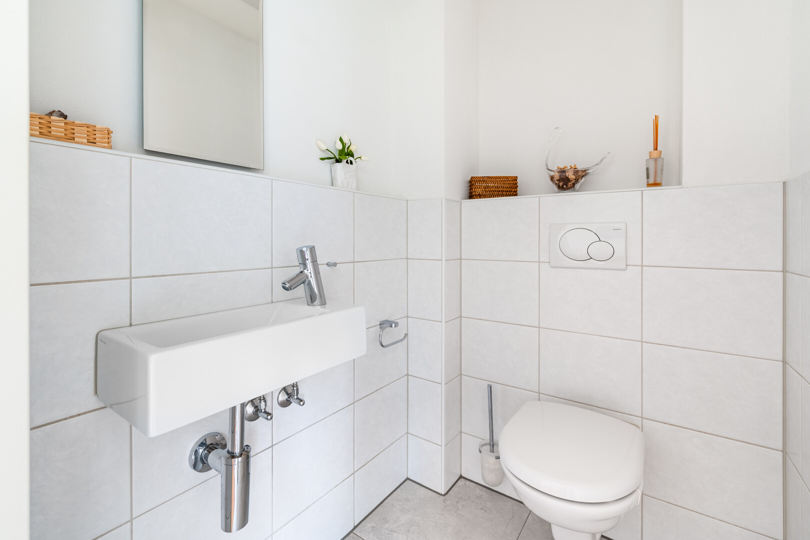 salle de bains avec tile wall, mur en carrelage, toilette, inside property, et miroir