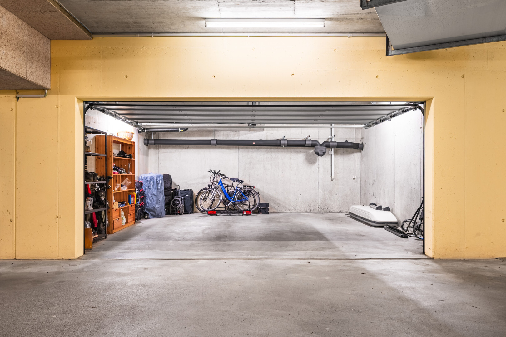 parking avec inside property
