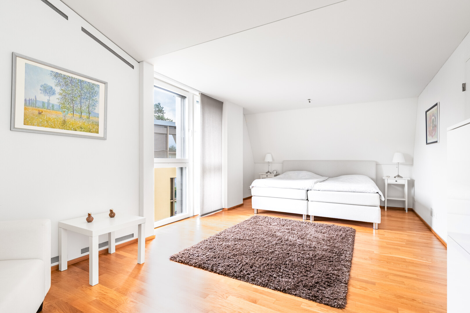 chambre avec lumière naturelle, natural light, sol en finition bois, wood finish floor, et cloison sèche