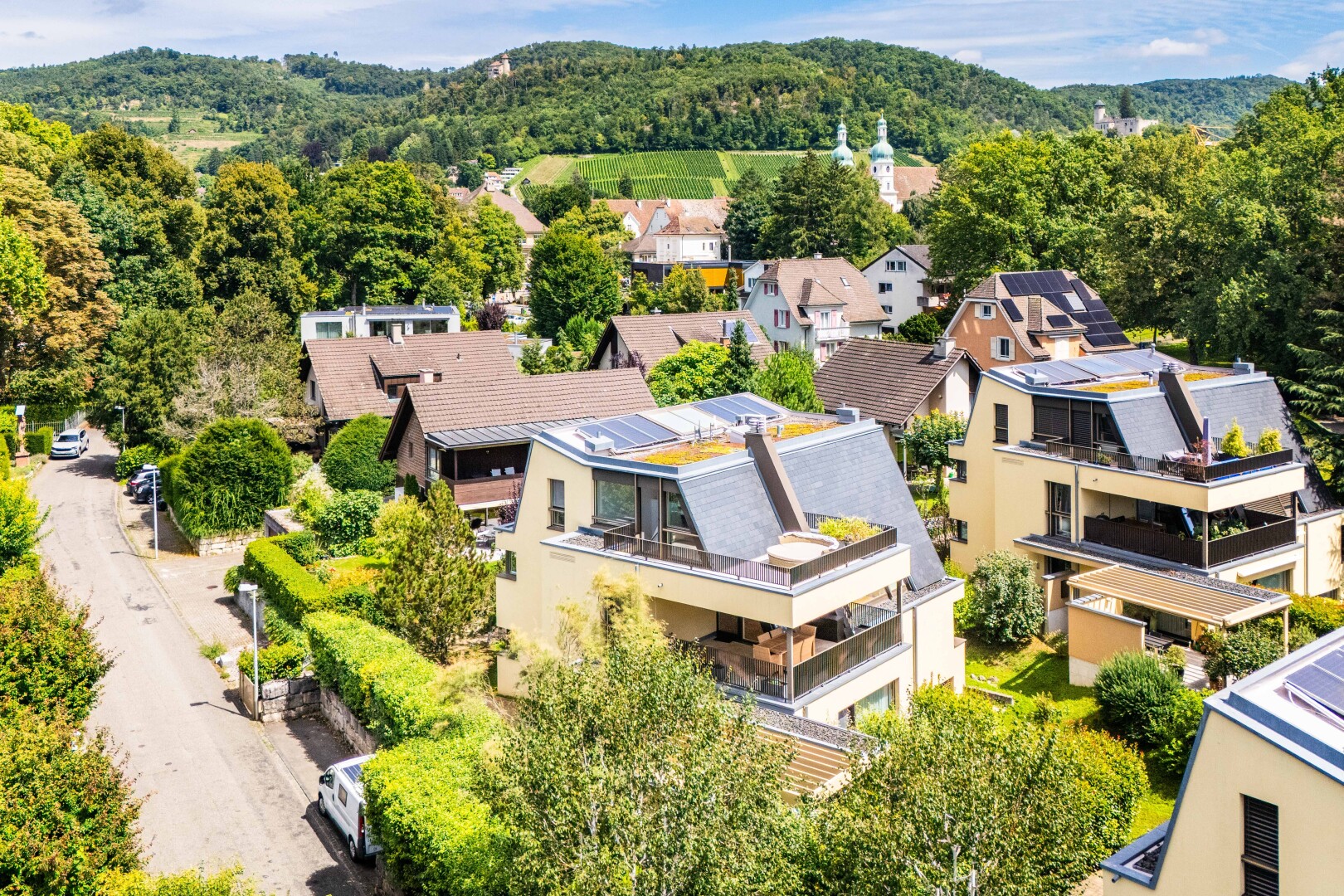 façade avec balcon, vue résidentielle, residential view, day time, et vue sur la montagne